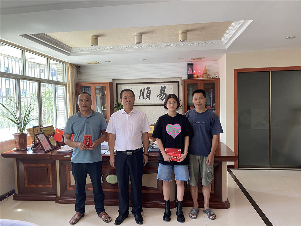 “關愛員工,情系學子”易順公司董事長為員工子女發(fā)放助學金