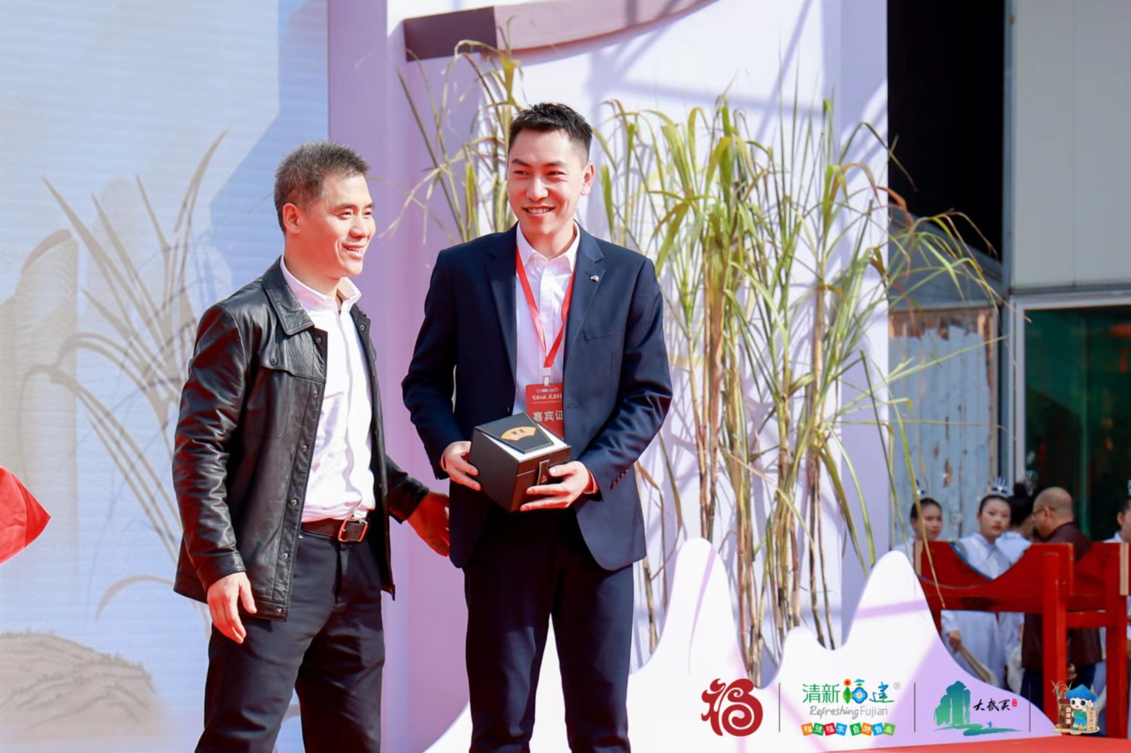 易順建工集團總經(jīng)理李晉恒以高價斬獲“糖王”桂冠,助力萬前村貧困村民