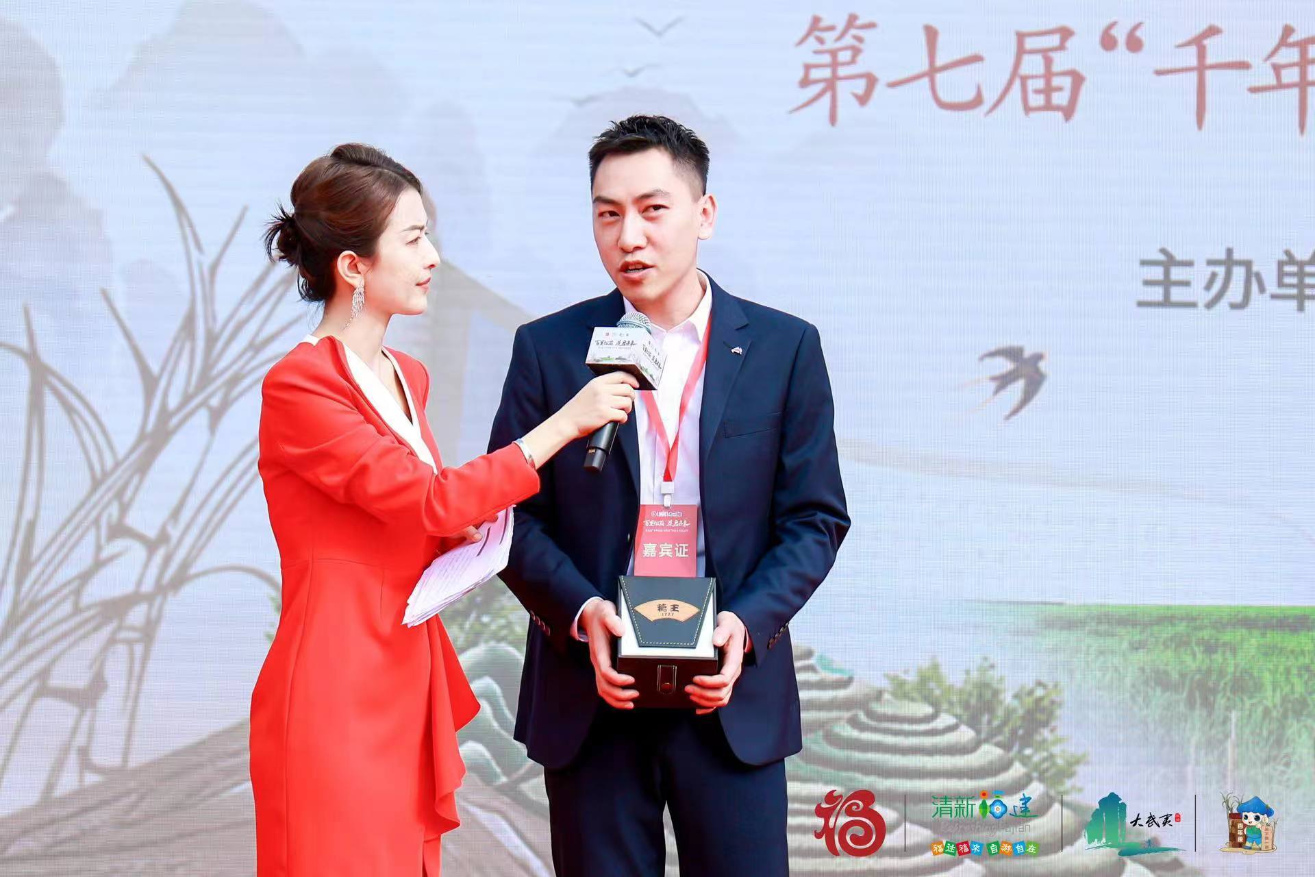 易順建工集團總經(jīng)理李晉恒以高價斬獲“糖王”桂冠,助力萬前村貧困村民