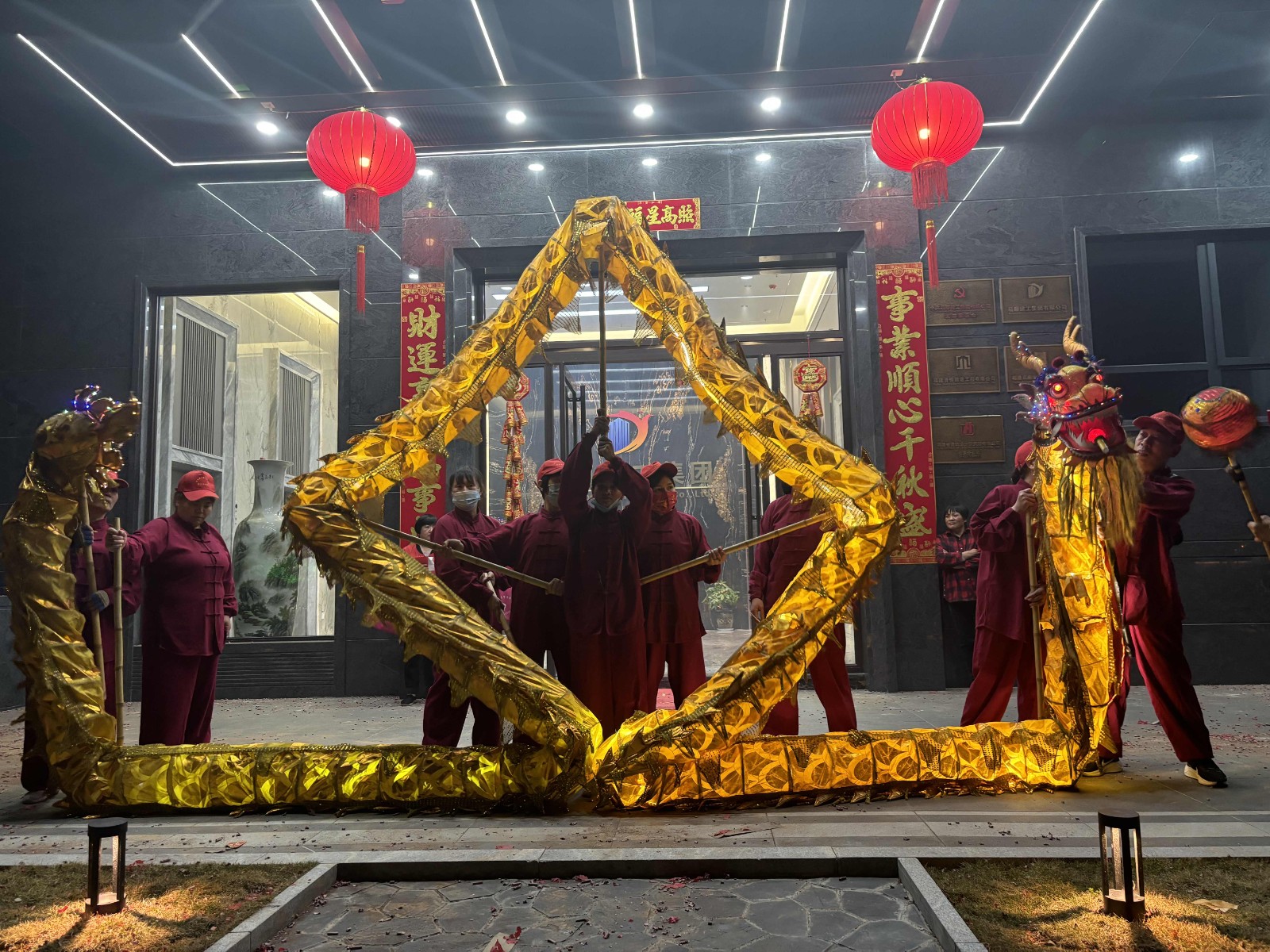 龍舞翩翩,瑞氣盈門(mén)!