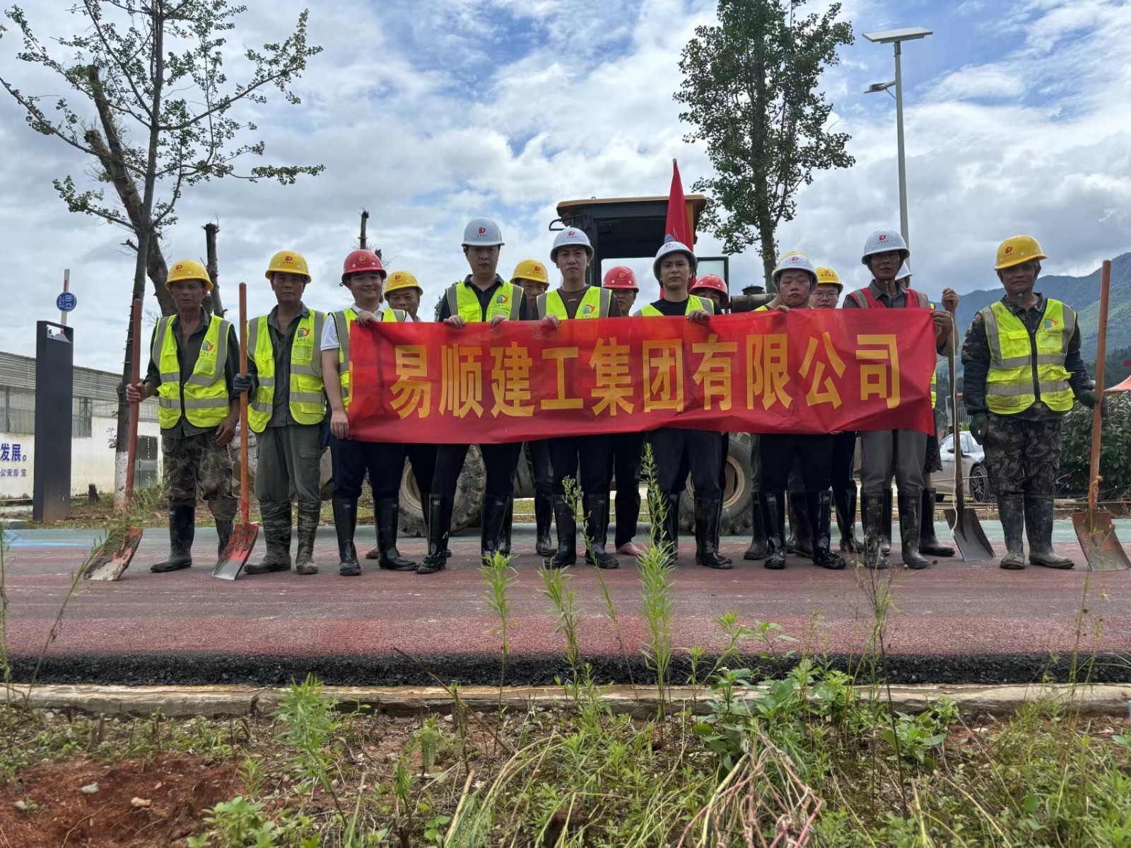 易順建工集團(tuán)有限公司總經(jīng)理李晉恒率領(lǐng)廣東子公司、廈門(mén)分公司負(fù)責(zé)人馳援梅口埠 助力災(zāi)后淤泥垃圾清理工作
