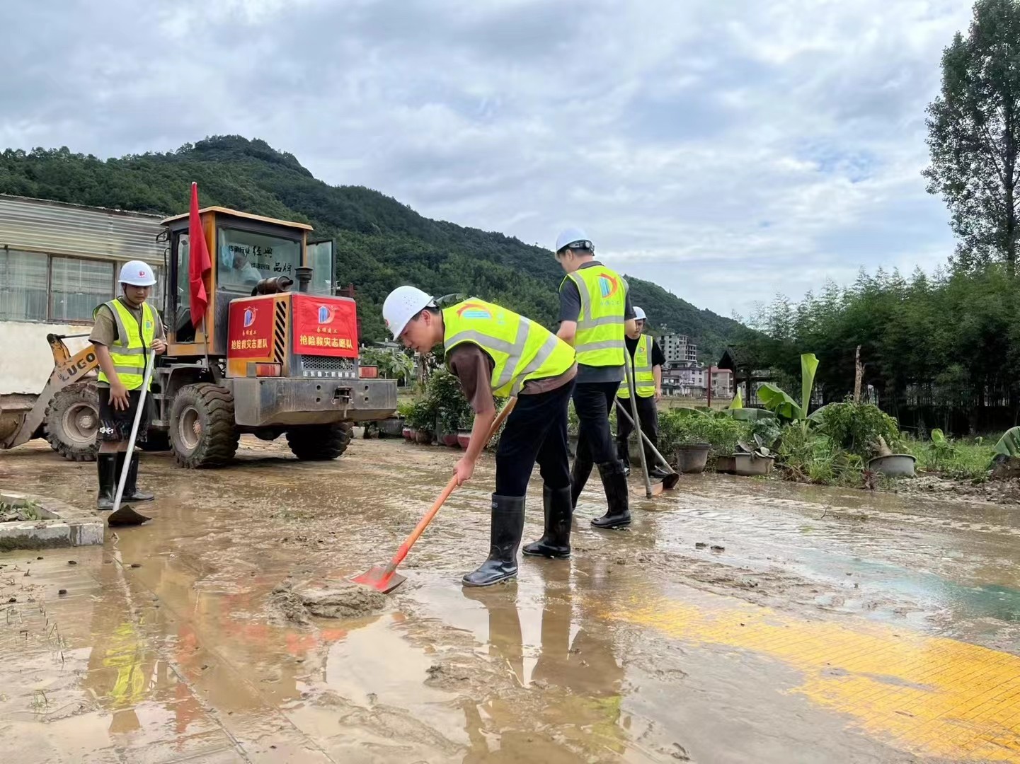 【恢復生產生活】易順建工:愛心企業(yè)顯擔當 助力災后恢復工作