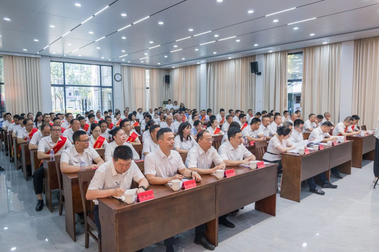喜報(bào)!易順建工集團(tuán)與總經(jīng)理李晉恒雙雙榮獲松溪縣“6·9”極端暴雨洪澇災(zāi)害防御優(yōu)秀表彰。