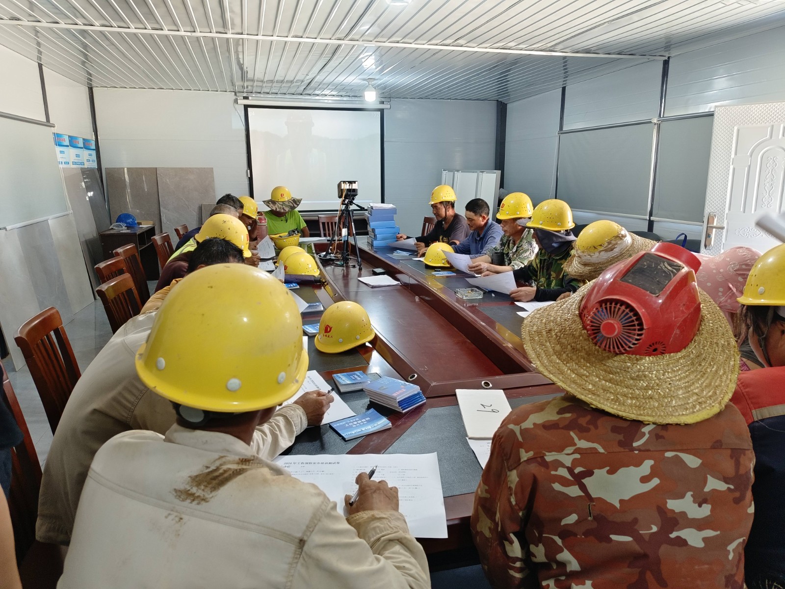 南平市質(zhì)量安全協(xié)會(huì)開(kāi)展工傷預(yù)防系列宣傳活動(dòng),為安全生產(chǎn)保駕護(hù)航