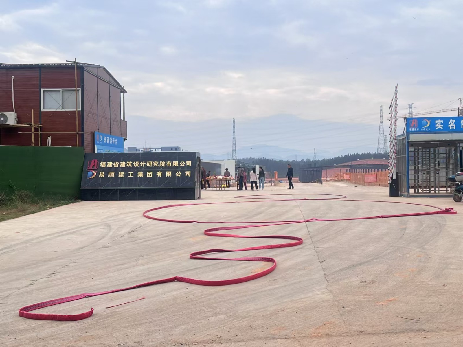 易順建工集團有限公司承建的松溪縣三和循環(huán)經(jīng)濟產(chǎn)業(yè)園標準化廠房和基礎設施提升項目——標準化廠房建設項目封頂大吉!