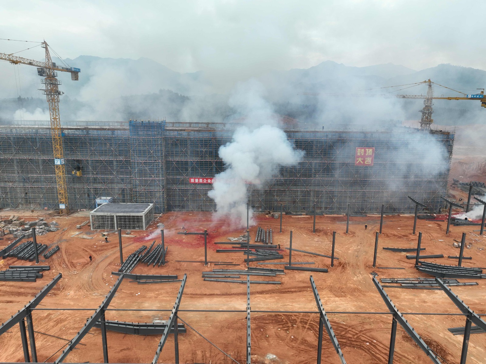 易順建工集團有限公司承建的松溪縣三和循環(huán)經(jīng)濟產(chǎn)業(yè)園標準化廠房和基礎設施提升項目——標準化廠房建設項目封頂大吉!