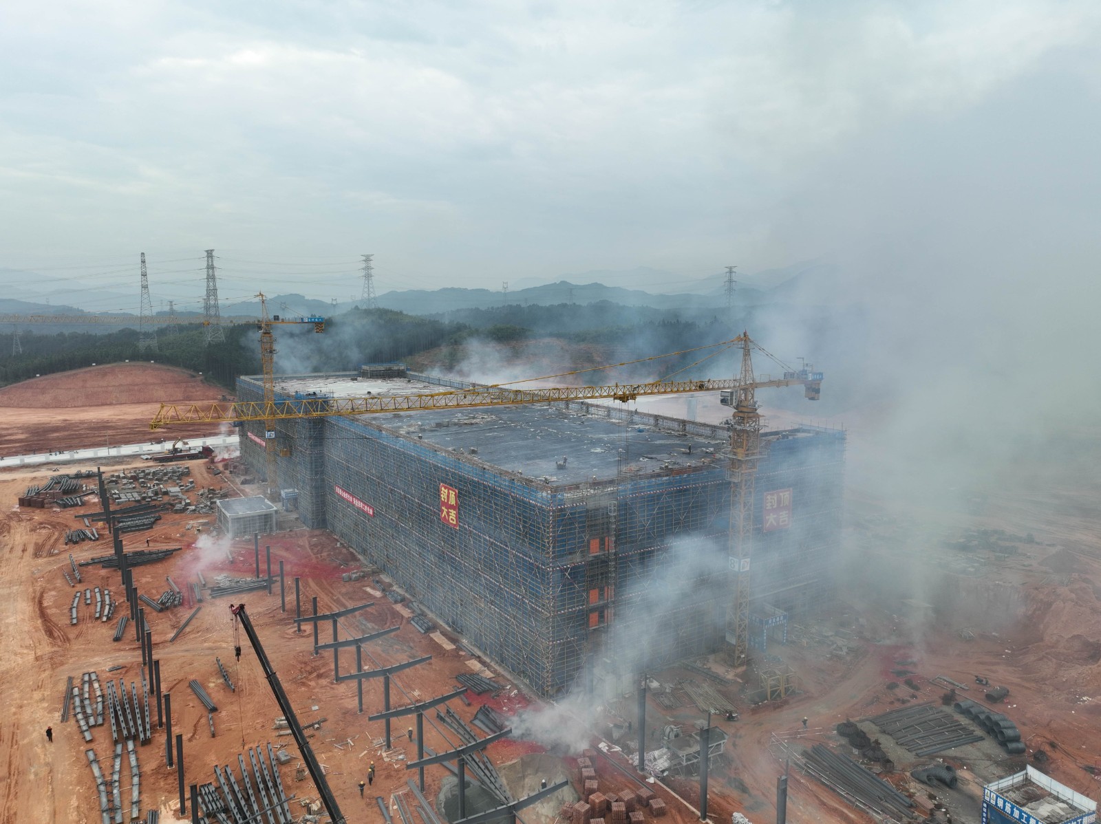易順建工集團有限公司承建的松溪縣三和循環(huán)經(jīng)濟產(chǎn)業(yè)園標準化廠房和基礎設施提升項目——標準化廠房建設項目封頂大吉!